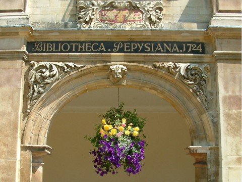 A huge hanging basket at the entrance to the Pepys’ Li brary at magdalene College, Cambridge.